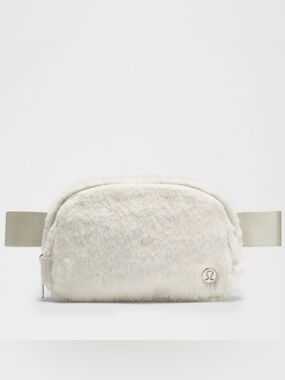 NWT-LULULEMON
EVERYWHERE BELT BAG-PLUSH FLEECE